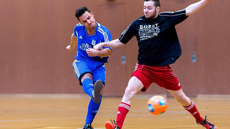 Das lange Bein nutzt nichts: Münnerstadts Maximilian Seufert (links) hat den Futsal-Ball rechtzeitig auf die Reise geschickt, vergebens ist in dieser Szene der Abwehrversuch von Dominik Härter von der SG Seubrigshausen/Großwenkheim. Foto: Anand Anders