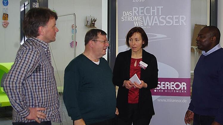 Bischof Santin (zweiter von links) und Pater Roberto Turyamureeba (zweiter von rechts) im Gespräch mit den beiden Religionslehrern Martin Förtsch (links) und Alfred Zwosta (rechts).  Fotos: Heike Schülein