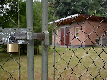 Noch ist die Gartentür zu: Erst im vergangenen Jahr wurde die neue Gerätehalle mit viel Eigenleistung im Vereinsgarten fertiggestellt.