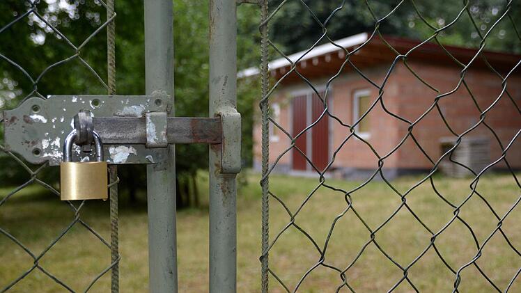 Noch ist die Gartentür zu: Erst im vergangenen Jahr wurde die neue Gerätehalle mit viel Eigenleistung im Vereinsgarten fertiggestellt.