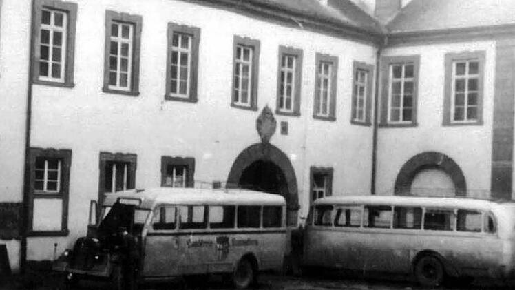 KOB-Busse im noch unbefestigten Schlosshof.  Repro: Karlheinz Franz