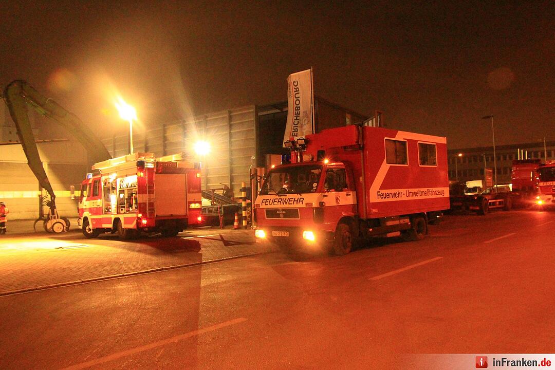 Großbrand im Nürnberger Hafengebiet - Anwohner sollten Fenster und Türen geschlossen halten