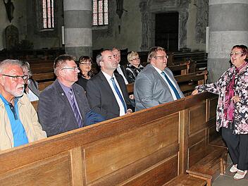 Den Riemenschneider-Altar in der Stadtpfarrkirche Maria Magdalena erklärte Anneliese Albert  Hubert Aiwanger (3. von links),dem Bundes- und Landesvorsitzenden der Freien Wähler. Links von ihm Altbürgermeister Eugen Albert und Bruno Schäfer, rechts Andreas Trägner.  Dieter Britz