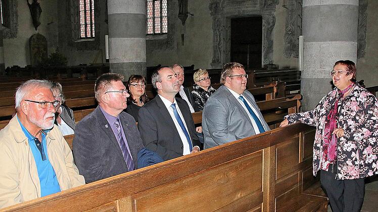 Den Riemenschneider-Altar in der Stadtpfarrkirche Maria Magdalena erklärte Anneliese Albert  Hubert Aiwanger (3. von links),dem Bundes- und Landesvorsitzenden der Freien Wähler. Links von ihm Altbürgermeister Eugen Albert und Bruno Schäfer, rechts Andreas Trägner.  Dieter Britz