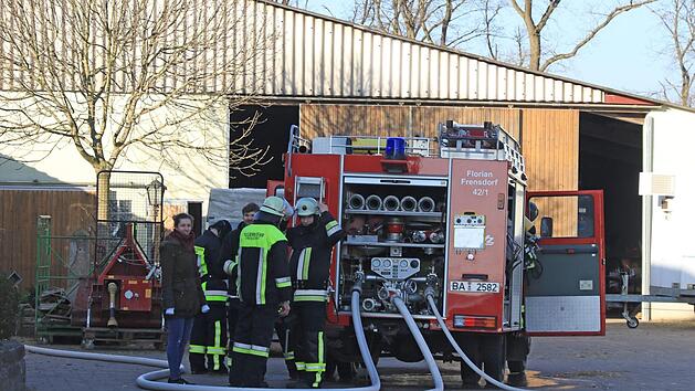 Den Brand in diesem Schweinemastbetrieb in Frensdorf hatten die Feuerwehrleute schnell unter Kontrolle.  Foto: Merzbach/News5
