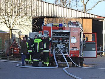 Den Brand in diesem Schweinemastbetrieb in Frensdorf hatten die Feuerwehrleute schnell unter Kontrolle.  Foto: Merzbach/News5