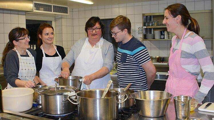 Schlemmen wie zu Großmutters Zeiten- Das ist ein weiteres Angebot, das generationsübergreifend  auch für Familien im Mehrgenerationenhaus St. Michael angeboten wird. Foto: Hanns Friedrich