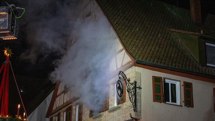 In einem Fachwerkhaus am Marktplatz von Cadolzburg ist am Sonntag ein Brand ausgebrochen. Foto: NEWS5 / Schmelzer