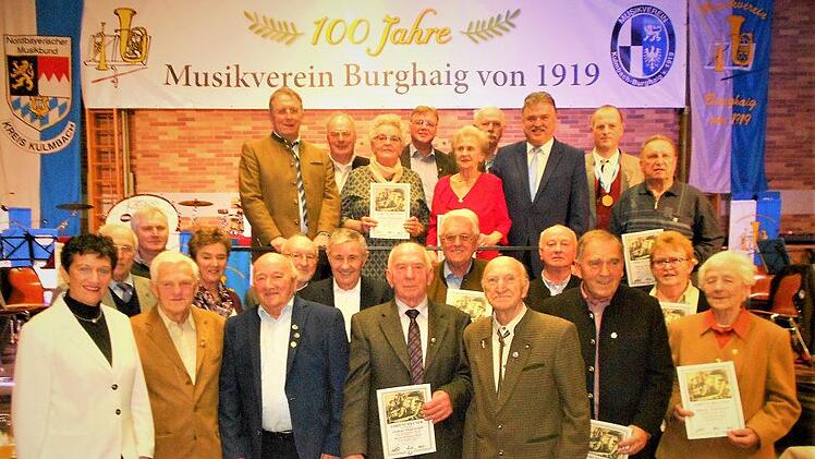 Nicht nur aktive Musiker wurden beim Konzertabend zum Auftakt des Jubiäumsjahres geehrt, auch passive. Foto: Sonny Adam
