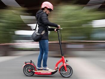 In anderen Ländern gehören E-Roller längst zum Straenbild - in Deutschland wird mal wieder debattiert. Symbolfoto: Julian Stratenschulte/dpa