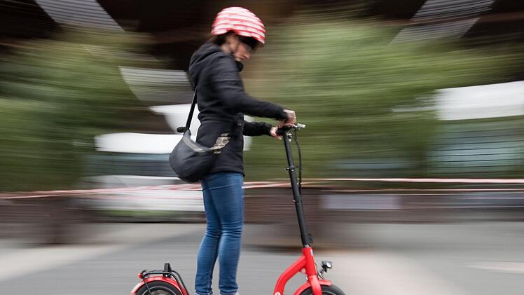 In anderen Ländern gehören E-Roller längst zum Straenbild - in Deutschland wird mal wieder debattiert. Symbolfoto: Julian Stratenschulte/dpa