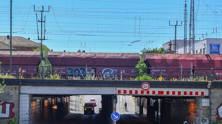 Nervige Güterzüge rollen durch die Stadt. Doch es gibt gute Nachrichten im Bundesverkehrswegeplan. Im Bild: die Unterführung Zollnerstraße.  Ronald Rinklef