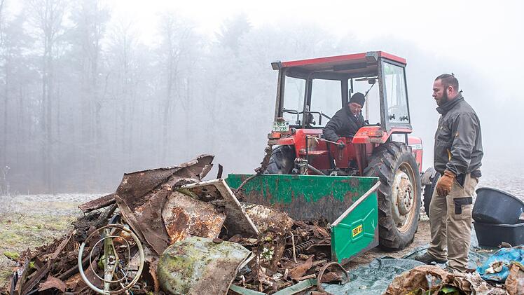 Mit Hilfe eines Traktors wird der Müll aus dem Wald gefahren. Foto: Marion Eckert