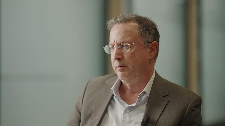 Der 1961 geborene Journalist und Grimme-Preistr&auml;ger Klaus Scherer geh&ouml;rt zu den renommiertesten deutschen Fernsehjournalisten. Ein Jahr lang hat er f&uuml;nf deutsche Mittelst&auml;ndler begleitet. Mit was haben sie zu k&auml;mpfen? Wie treten sie der Krise entgegen?