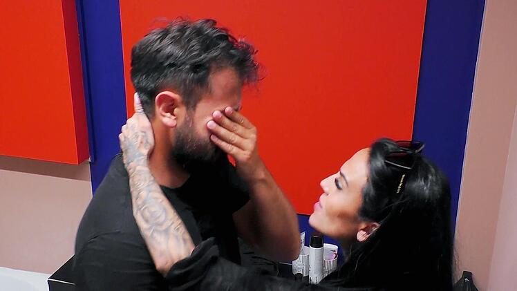 David ist nach dem Unfall am Boden zerst&ouml;rt. Ausgerechnet Elena f&auml;ngt ihn auf.