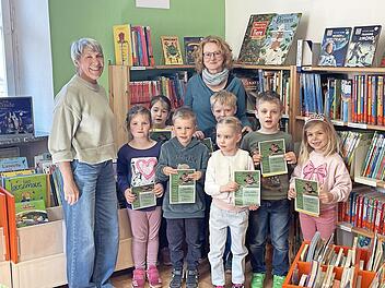 B&uuml;chereileiterin Christine Neder (links) und Erzieherin Sandra Sp&auml;th (hinten) machten die Vorschulkinder des Kinderhauses Kunterbunt fit f&uuml;r die B&uuml;cherei.