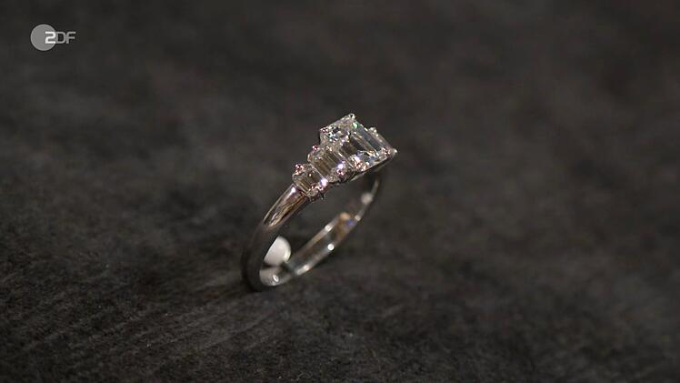 Heide Rezepa-Zabel sch&auml;tzte den Wert eines Diamantrings auf 5.500 bis 6.000 Euro.