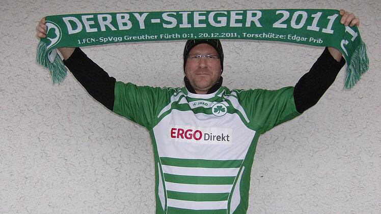 Thomas Weigl mit dem Schal, der an den Fürther Pokalsieg in der letzten Saison in Nürnberg erinnert. Foto: Malbrich