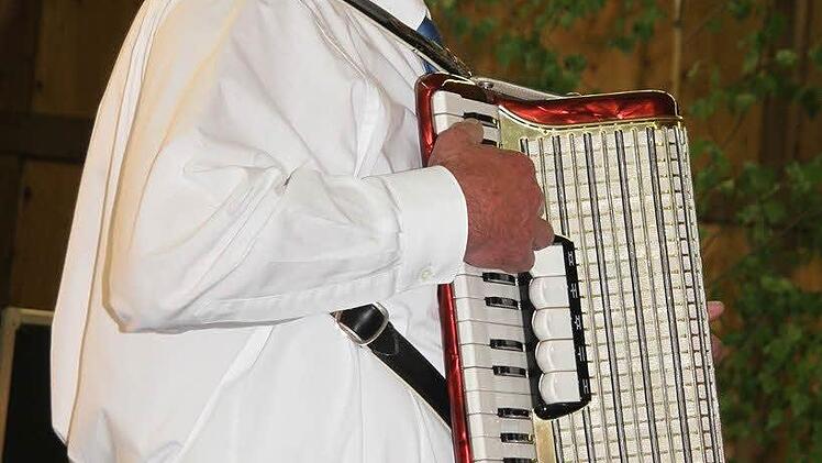 Vitus Karg, der Dirigent des Männerchors Willmersreuth, griff beim Shanty "Shenandoah" zum Akkordeon - eine gelungene Einlage.