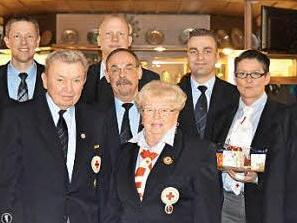 Die BRK-Bereitschaft Rödental-Einberg hat langjährige Mitglieder geehrt (von links): Holger Stauch, Bürgermeister Marco Steiner, Hermann Stauch, Juergen Beninga, Udo Hoppe, Hannelore Engel, Marco Hilbig, Petra Philipp und André Klink. Foto: Gabi Arnold