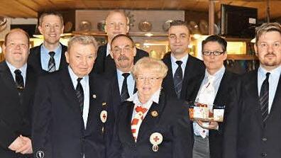Die BRK-Bereitschaft Rödental-Einberg hat langjährige Mitglieder geehrt (von links): Holger Stauch, Bürgermeister Marco Steiner, Hermann Stauch, Juergen Beninga, Udo Hoppe, Hannelore Engel, Marco Hilbig, Petra Philipp und André Klink. Foto: Gabi Arnold