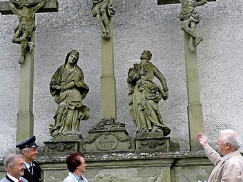 Karl Bauer sowie Michael, Monika und Fridolin Weigand stehen bei der Scheckübergabe vor der Kreuzigungsgruppe. Foto: Gaby Seifried