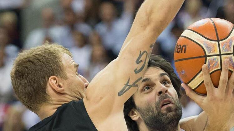 Anton Gavel hing wie eine Klette am serbischen Spielmacher Milos Teodosic, der keinen seiner neun Dreierversuche traf und nur auf acht Punkte und vier Assists kam. Foto: Lukas Schulze/dpa
