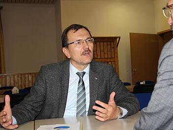 Diskutieren über die Kriminalität von Flüchtlingen im Landkreis Bad Kissingen: Gerhard Kallert, Präsident des Polizeipräsidiums Unterfranken, im Gespräch mit Herbert Markert, Dienststellenleiter der Polizeiinspektion Bad Brückenau. Foto: Ulrike Müller