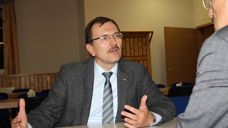 Diskutieren über die Kriminalität von Flüchtlingen im Landkreis Bad Kissingen: Gerhard Kallert, Präsident des Polizeipräsidiums Unterfranken, im Gespräch mit Herbert Markert, Dienststellenleiter der Polizeiinspektion Bad Brückenau. Foto: Ulrike Müller