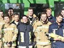 22 neue Atemschutzgeräteträger tun jetzt ihren Dienst in Zeil, Haßfurt, Sailershausen und Knetzgau. Unser Bild zeigt die Absolventen nach der Prüfung vor dem Atemschutzzentrum in Knetzgau mit ihren Ausbildern.