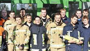 22 neue Atemschutzgeräteträger tun jetzt ihren Dienst in Zeil, Haßfurt, Sailershausen und Knetzgau. Unser Bild zeigt die Absolventen nach der Prüfung vor dem Atemschutzzentrum in Knetzgau mit ihren Ausbildern.