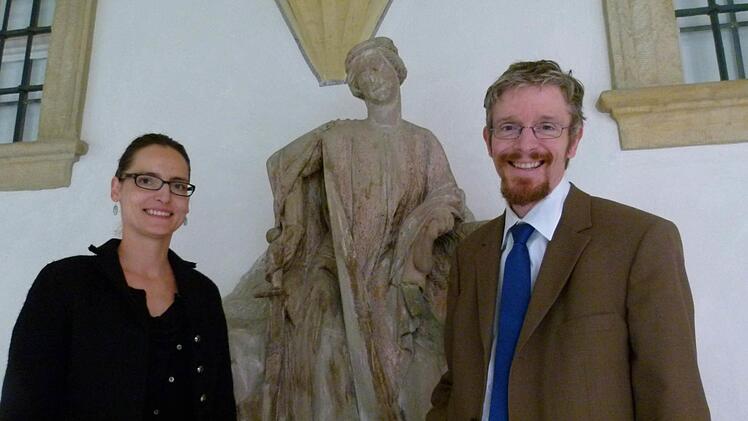 Museumsleiter Holger Kempkens und wissenschaftliche Volontärin Ludmila Kvapilová vor dem Hochrelief "Hl. Martin zu Pferde" aus der 1804 abgerissenen Bamberger Pfarrkirche St. Martin, das der erste Museumsdirektor von Pölnitz 1967 erwerben konnte. Foto: Marion Krüger-Hundrup