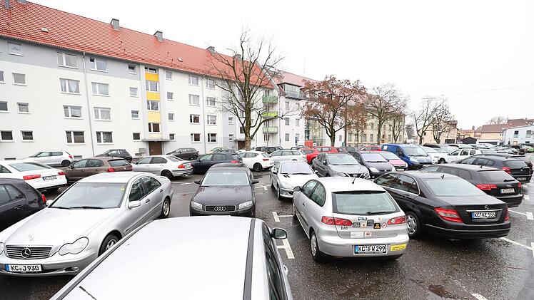 Am Vormittag ist es nicht einfach, noch eine Parklücke am Kaulanger zu ergattern.  Fotos: Hamacher/Deuerling