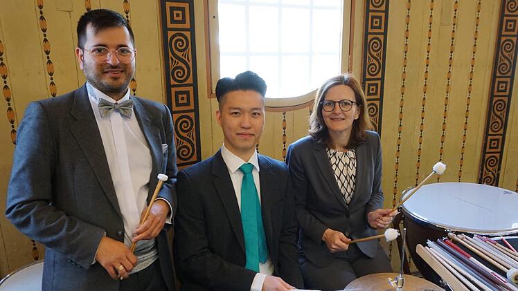Burghard Toelke, Leiter der Staatsbad Philharmonie Kissingen  (links), und Sylvie Thormann, Kurdirektorin und Gesch&auml;ftsf&uuml;hrerin der Bayerischen Staatsbad Bad Kissingen GmbH (rechts), mit dem neuen Orchester-Mitglied Chan Park. Daniel Scheublein/Bayerische Staatsbad Bad Kissingen