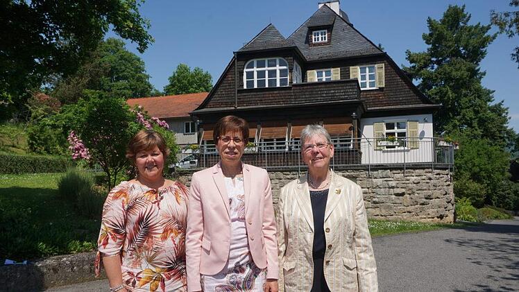 Unser Bild zeigt (von links) die neue Schulleiterin  Christina Weber-Hoch, sie übernimmt ab 1. September die Verantwortung, sowie Doris Hartan-Khan, die die Schule von 2006 bis 2019  leitete und Elisabeth Freund, die von 1980 bis 2006  Schulleiterin war.
