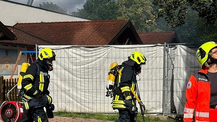 Feuerwehr Neustadt bei Coburg: Einsatzkr&auml;fte veranstalten spektakul&auml;re &Uuml;bung f&uuml;r Schaulustige