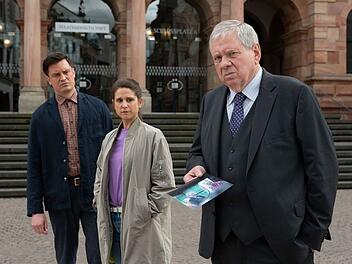 Rainer Hunold (rechts, mit Jannik Mioducki und Anika Baumann) nimmt Abschied als "Der Staatsanwalt".