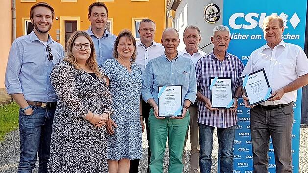 Ehrungen gab es bei der CSU Marktleugast: (mit Urkunden, v.l.) die Geehrten B&uuml;rgermeister Franz Uome, Klaus Witzgall und Oswald Purucker. Mit im Bild Jonas Gleich, FU-Vorsitzende Rebecca Turbanisch, B&uuml;rgermeisterkandidat Martin D&ouml;ring, FU-Kreisvor...