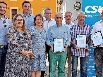 Ehrungen gab es bei der CSU Marktleugast: (mit Urkunden, v.l.) die Geehrten Bürgermeister Franz Uome, Klaus Witzgall und Oswald Purucker. Mit im Bild Jonas Gleich, FU-Vorsitzende Rebecca Turbanisch, Bürgermeisterkandidat Martin Döring, FU-Kreisvor...