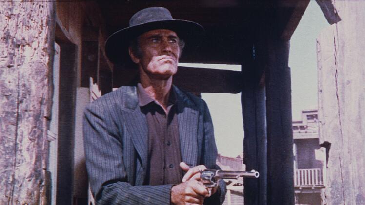 Der skrupellose Killer Frank (Henry Fonda) hat die Familie McBain auf dem Gewissen.