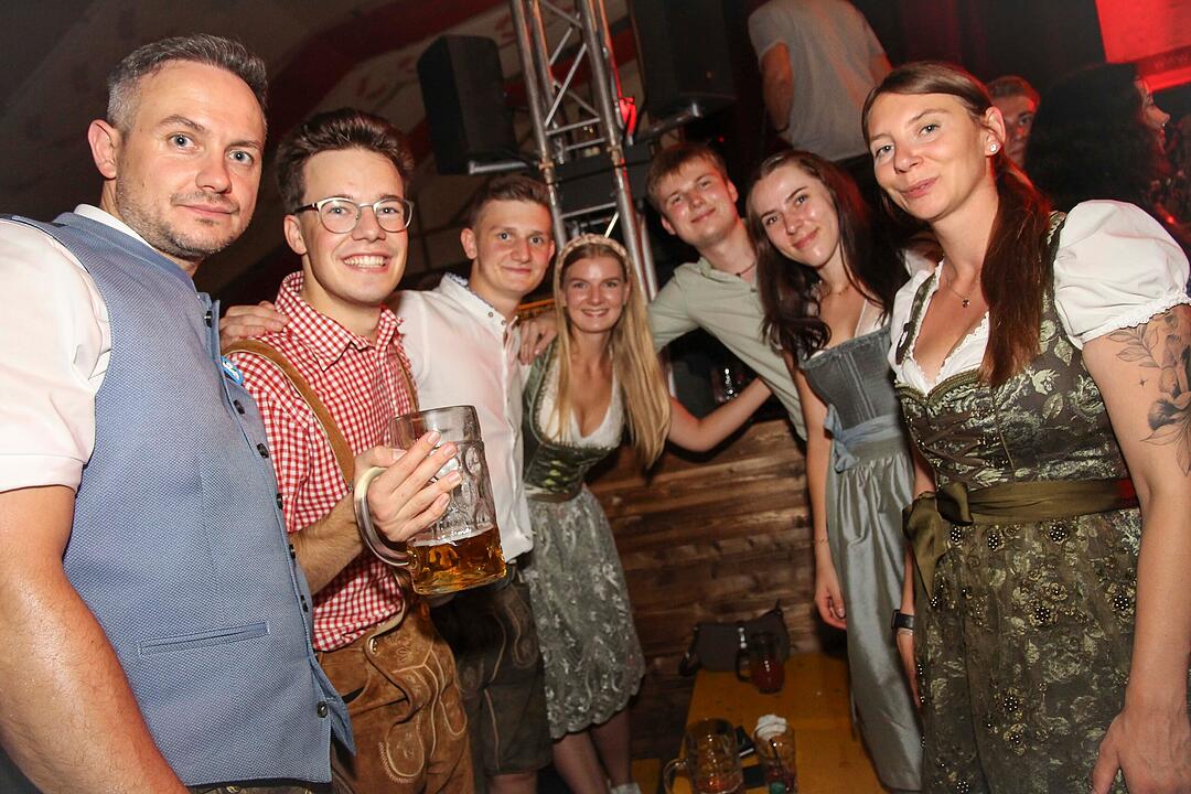 Tanzen, Feiern, Mitsingen &ndash; bayerische Partystimmung bis Mitternacht.