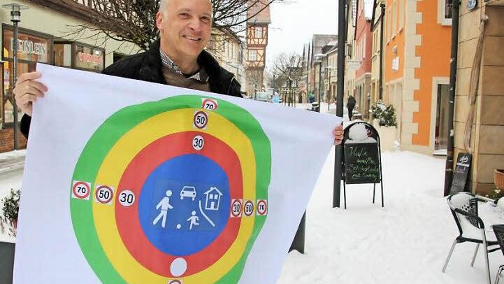 Franz-Josef Schmitt zeigt, wie der Verkehr in Richtung Stadtmitte hin immer stärker gebremst werden sollte. Um das zu erreichen, plädieren die Jungen Bürger für ein Verkehrskonzept.