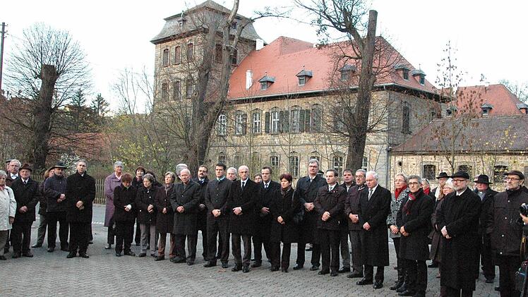 Vor dem Schloss in Burgpreppach stand einst die Synagoge. Auf dem Platz begann das Gedenken zum Pogrom vor 75 Jahren.Foto: Gerhard Schmidt