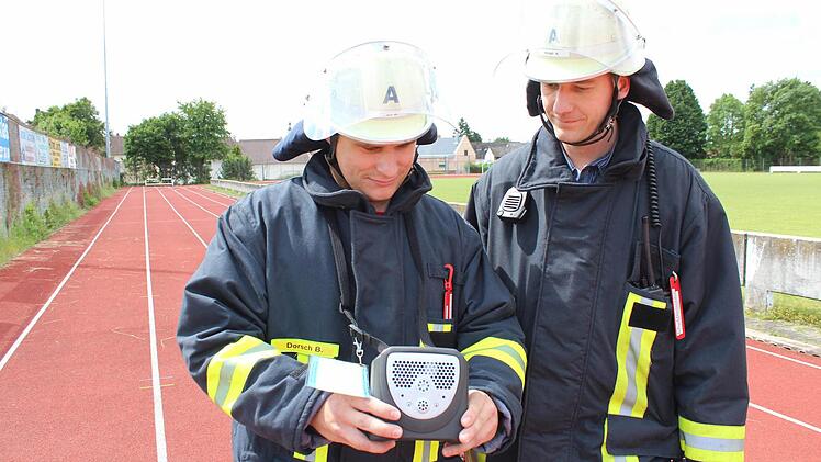 Diese beiden Feuerwehrleute konnten mit ihrem Gasmessgerät auf dem Sportgelände nichts feststellen. Foto: Andreas Dorsch