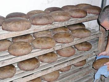 Für das Backofenfest müssen die Mitglieder des Obst-und Gartenbauvereins Großheirath/Buchenrod viele Brotlaibe backen.  Foto: Gabi Arnold