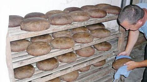 Für das Backofenfest müssen die Mitglieder des Obst-und Gartenbauvereins Großheirath/Buchenrod viele Brotlaibe backen.  Foto: Gabi Arnold