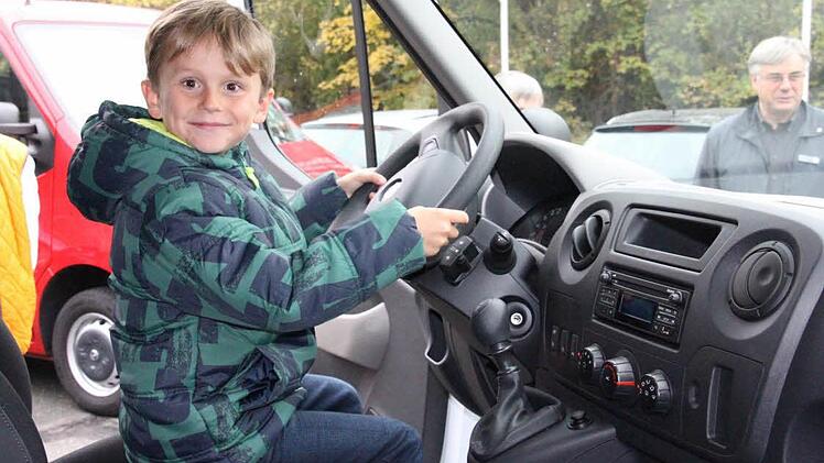 Dieser kleine Mann schwang sich bei der Übergabe zuerst hinter das Steuer des Bürgerbusses. Bis er damit fahren darf, dauert es allerdings noch einige Jahre. Foto: Helmut Will