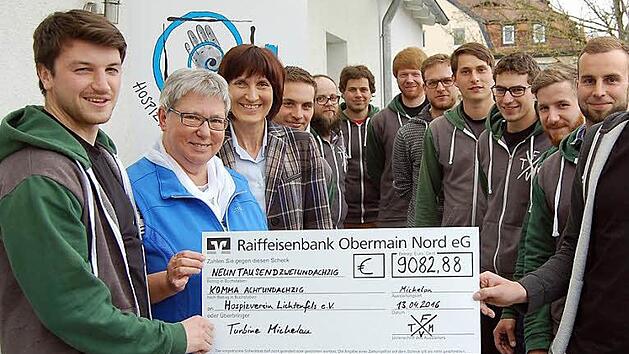 Die Vorsitzenden des Hospizvereins Evelyn Kondruss und Andrea St&auml;rker freuten sich &uuml;ber die Spende, die der Vorsitzende des FV Turbine Michelau, Jonas Pohl (von links), &uuml;berreichte. Foto: Andreas Welz