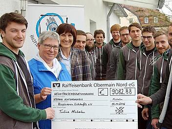 Die Vorsitzenden des Hospizvereins Evelyn Kondruss und Andrea Stärker freuten sich über die Spende, die der Vorsitzende des FV Turbine Michelau, Jonas Pohl (von links), überreichte. Foto: Andreas Welz