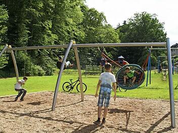 Kleine und große Kinder finden auf dem neuen Roßstadter Spielplatz das richtige Spielgerät - von der Nestschaukel (vorne) bis zur Seilbahn (rechts dahinter). Fotos: Sabine Weinbeer